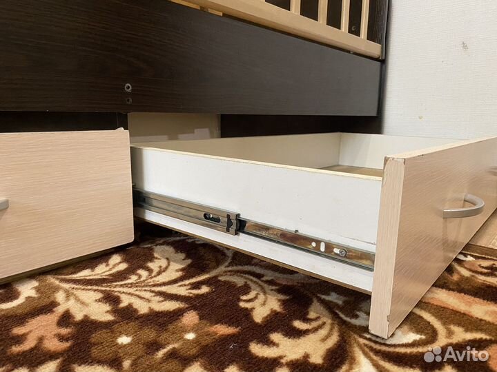 Детская кроватка с маятником