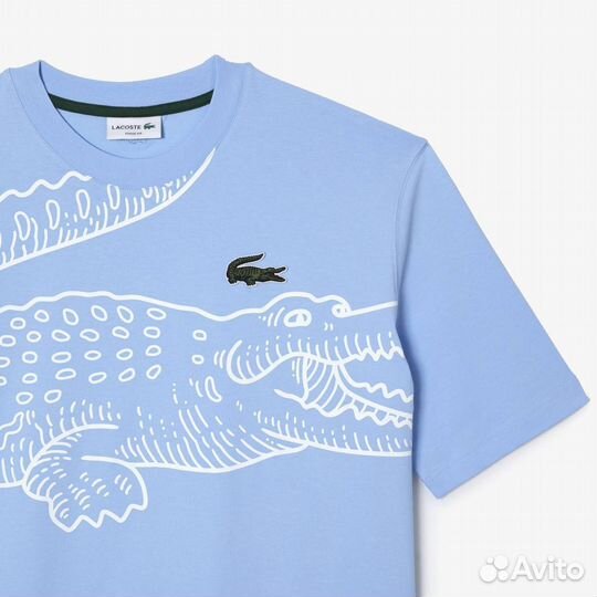 Футболка Lacoste на руках