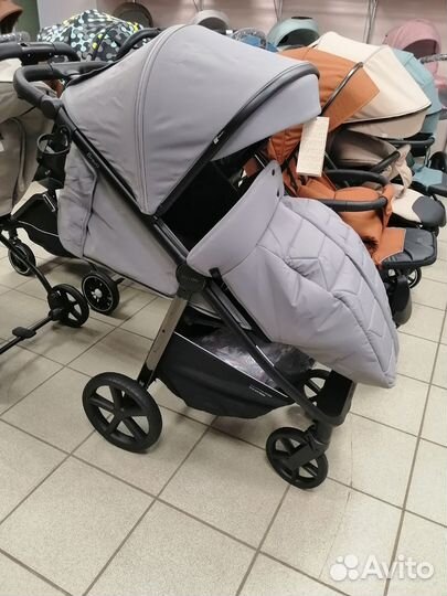 Прогулочная коляска новая