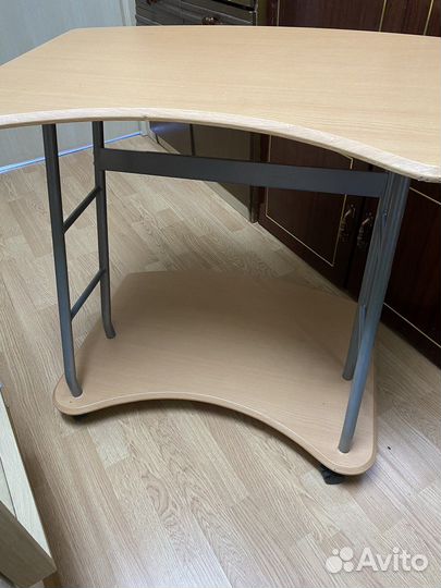 Компьютерный стол на колесиках
