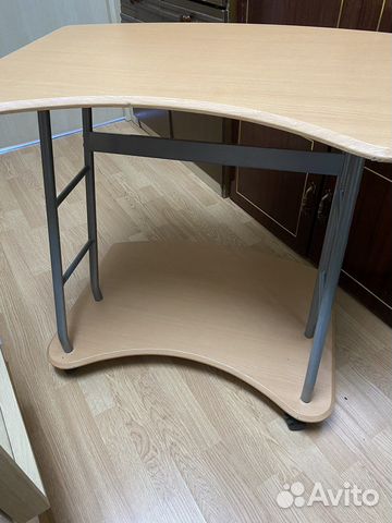 Компьютерный стол на колесиках