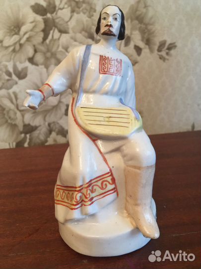 Статуэтка фарфор