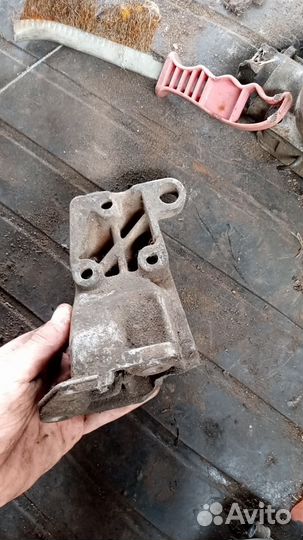 Кронштейн двигателя Passat B3 Golf Jeta