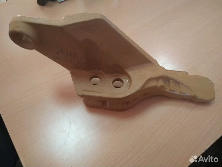 Зуб боковой левый на JCB 3CX 4CX