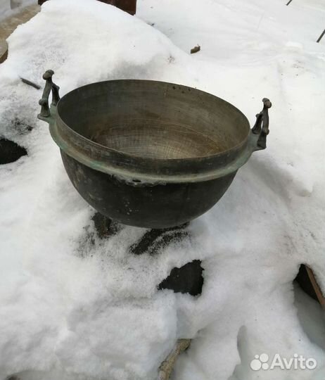 Старинный бронзовый котел