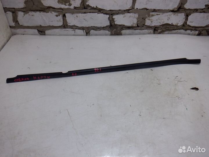 Молдинг стекла задней двери Pajero Sport Montero K