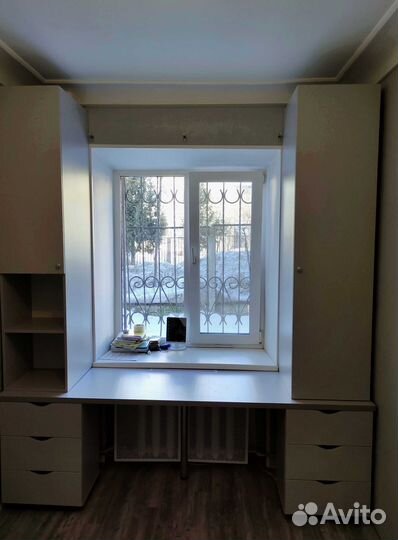 Рабочая зона в углу у окна