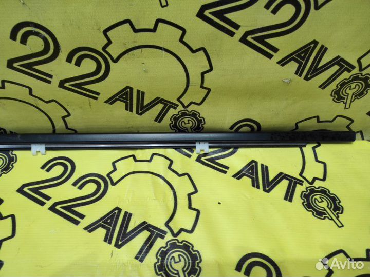 Молдинг стекла (на дверь) передний левый Nissan