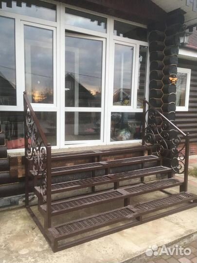 Лестница-крыльцо на металлокаркасе приставное