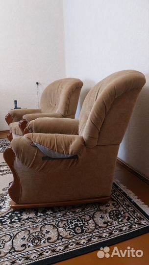 Мягкая мебель и журнальный столик, б/у