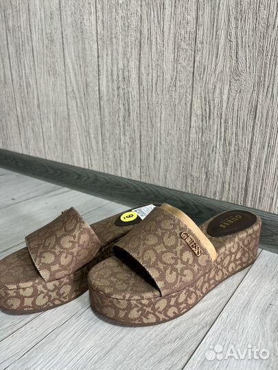 Шлепанцы на платформе guess