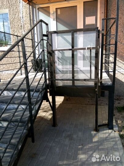 Крыльцо с электроподъёмником для инвалидов
