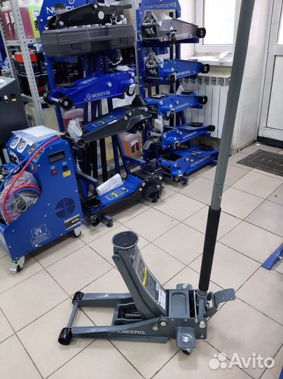 Домкрат подкатной низкопрофильный для шиномонтажа