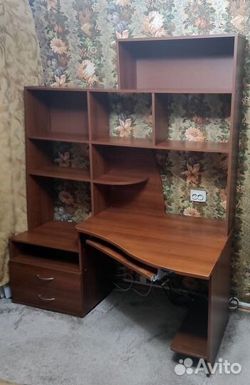 Компьютерный стол в отличном состоянии.Самовывоз