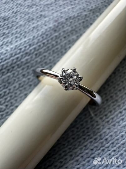 Кольцо с бриллиантом
