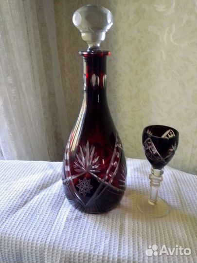 Графин рубинового стекла