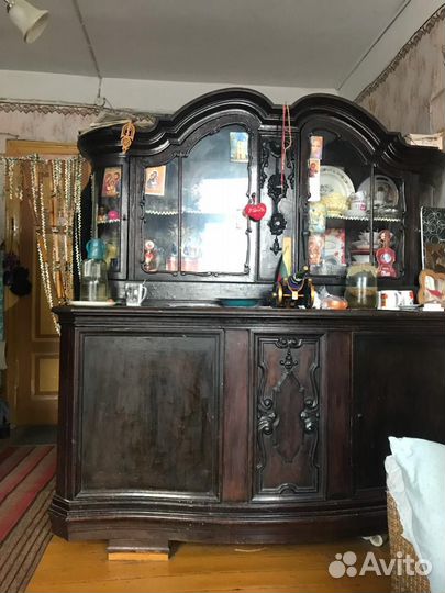 Старинный антикварный шкаф буфет
