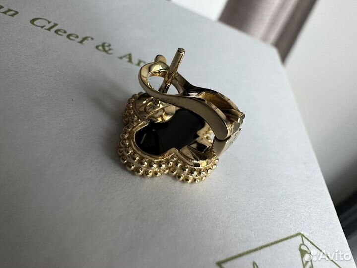 Золотые серьги van cleef в желтом золоте с ониксом
