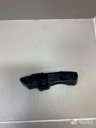 Кронштейн бампера задний правый Toyota Rav4 XA40