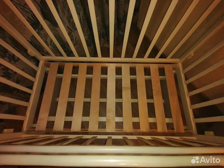 Детская кроватка с маятником