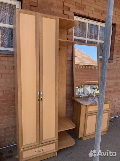 Шкаф и тумба с зеркалом