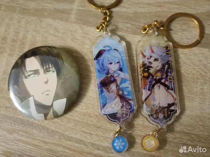 Брелок и значок