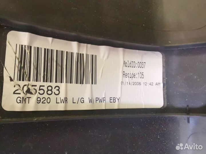 Обшивка двери багажника Cadillac Escalade gmt 900