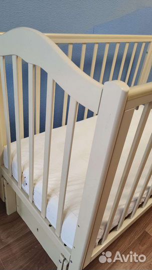 Детская кроватка с маятником