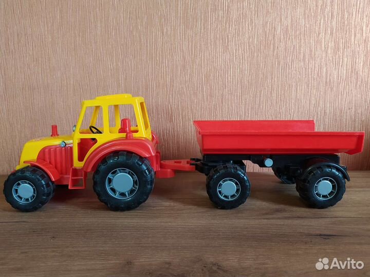 Набор игрушек мальчику:трактор,конструктор,рыбалка