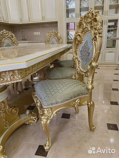 Большой обеденный стол