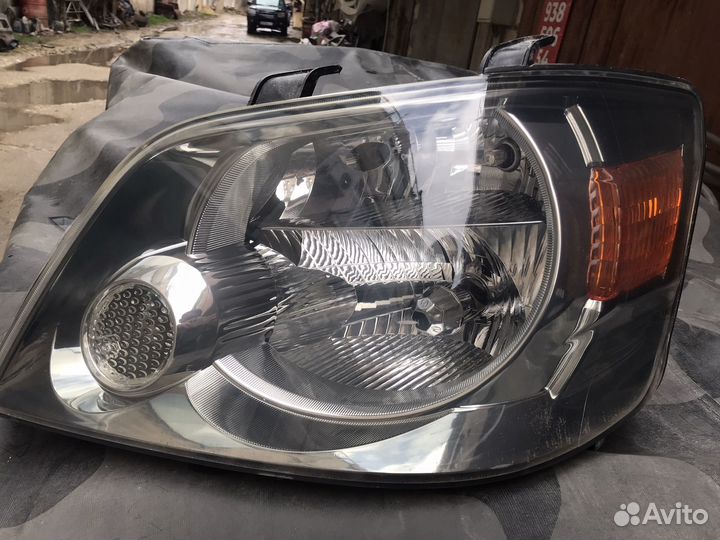 Фара передняя левая на Toyota Noah