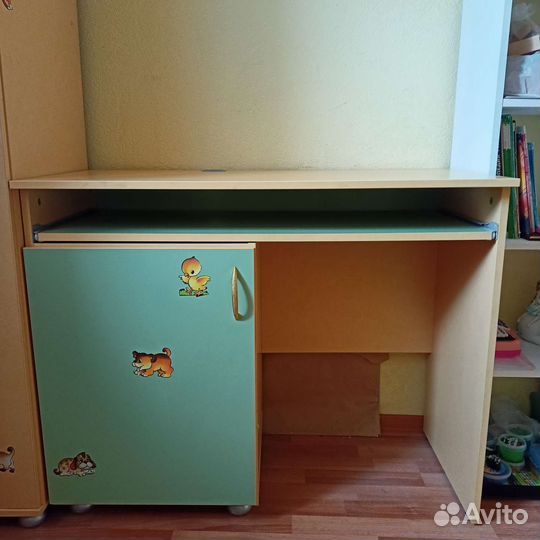 Компьютерный письменный стол для школьника