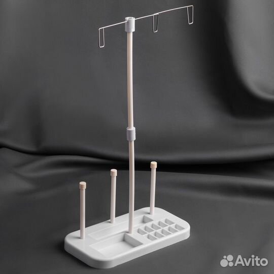 5235802 Органайзер-стойка для ниток h36,5см на подставке 20,7*10,8*1,5см