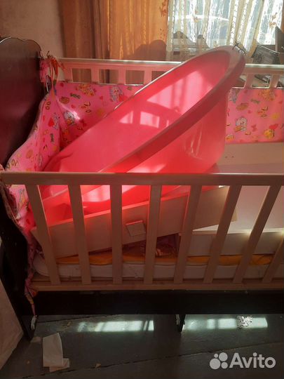 Детская кроватка с маятником и ящиком