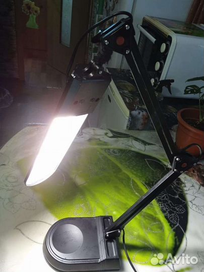 Продам настольную лампу