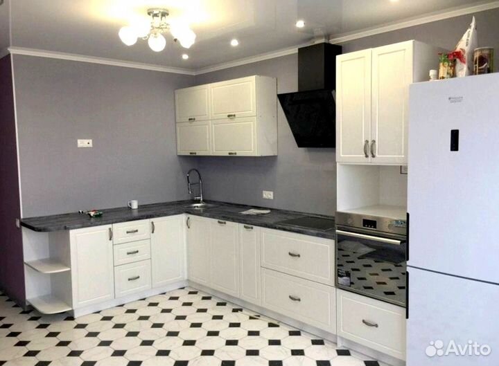 Угловая кухня на заказ до потолка