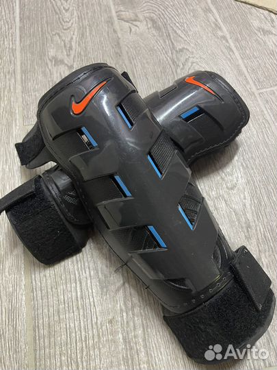 Продам футбольные щитки