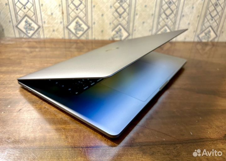 Macbook Pro 15 2018 16/256G Рст акб 90 как новый