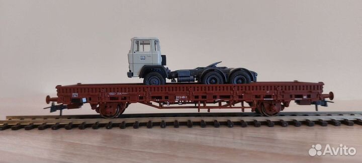 Вагон-платформа с автомобилем roco 66391