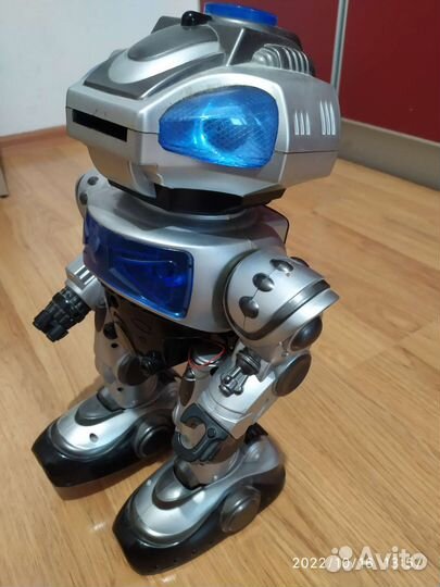 Робот игрушечный. Сломан, требует ремонта