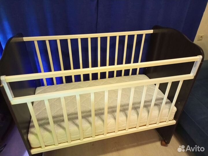 Детская кроватка с матрасом