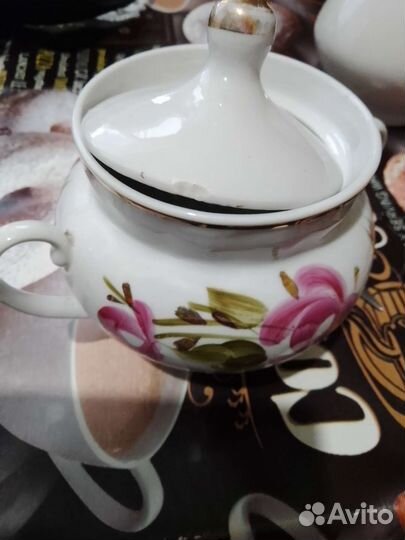 Сахарница и чашки