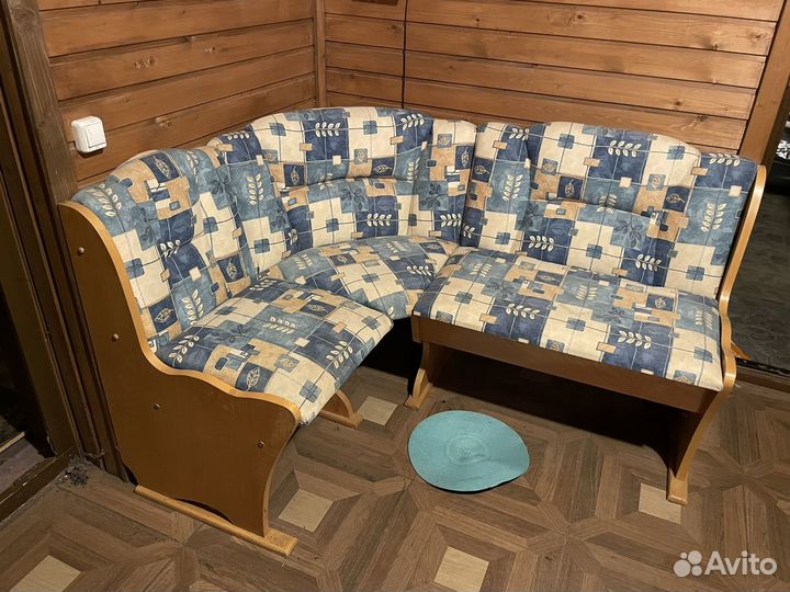 Кухонный уголок со столом