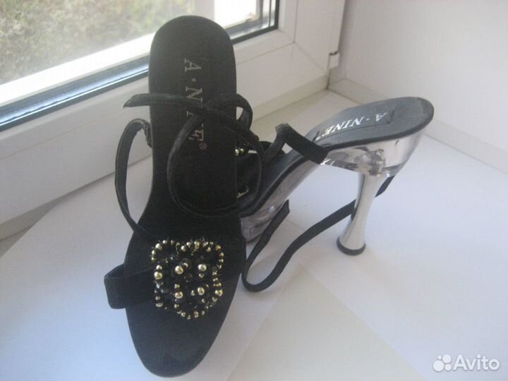 Босоножки черные