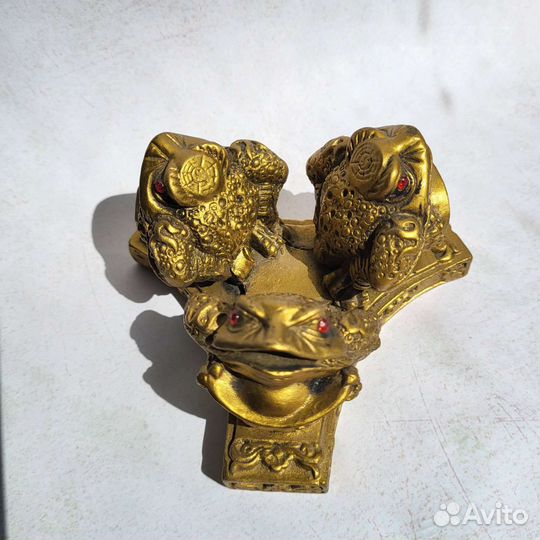 Статуэтки Хотэй и трехлапые жабы