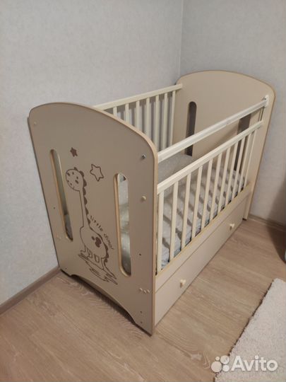 Кроватка детская с маятником