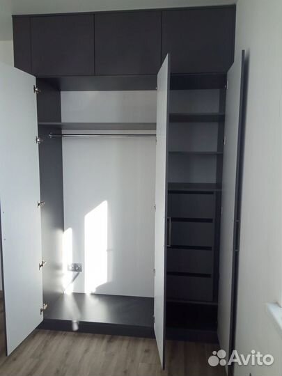 Книжный шкаф