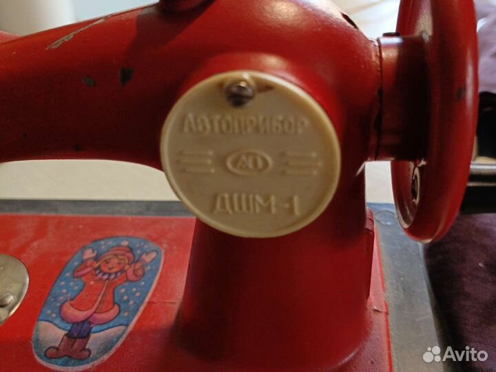 Детская швейная машинка с ручным приводом