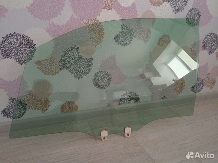 Стекло боковое, переднее левое