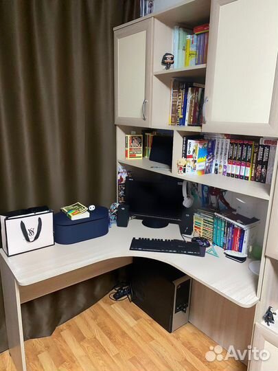 Угловой стол с надстройкой